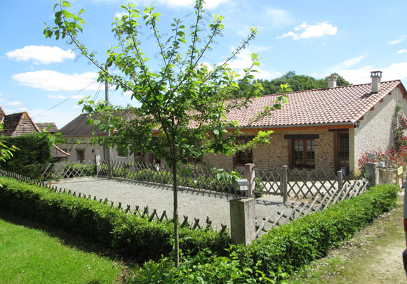 Terrain de pétanque des locations de gîtes et chambres d'hôtes en Dordogne Périgord à La Douze Chez Françoise et Jean-Louis
